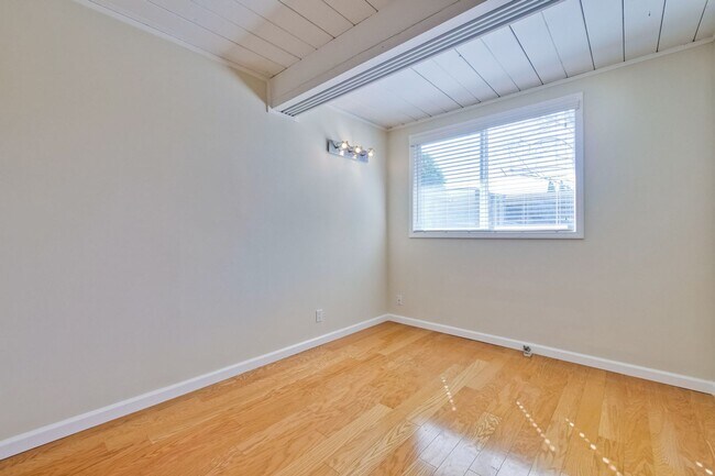 Building Photo - Mountain View Home l Spacious Open Layout Bright and Private Yard