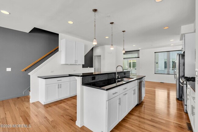 Building Photo - 807 Kingsley St