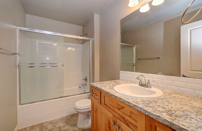 Building Photo - 3 BR, 2.5 BA Creekwood Townhome - $500 OFF 1st Mo. Rent!