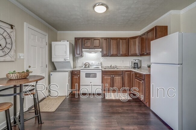 Building Photo - 3147 Parkdale Rd