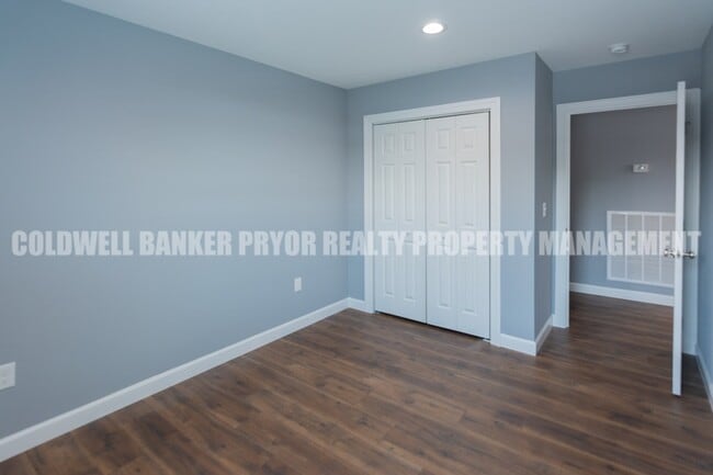 Building Photo - 360 Main St