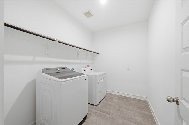 Building Photo - 31638 Featherstone Trl