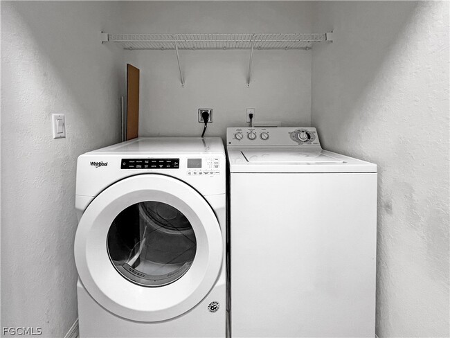 Building Photo - 8550 Kingbird Loop