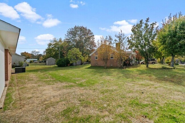 Building Photo - Well maintained 3 bedroom home!