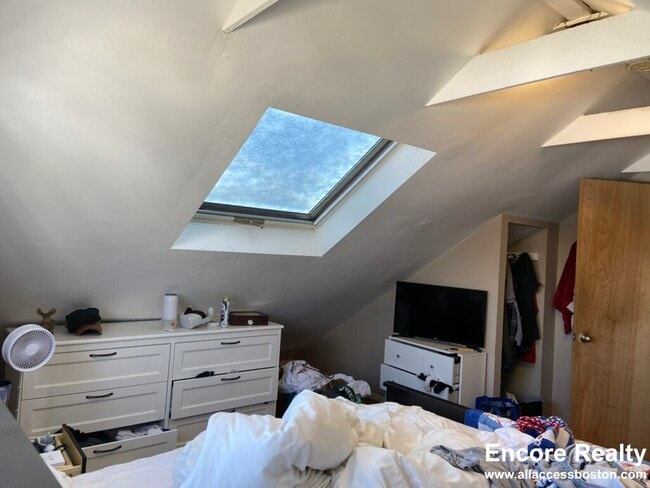 Building Photo - 8-8 Sunset St