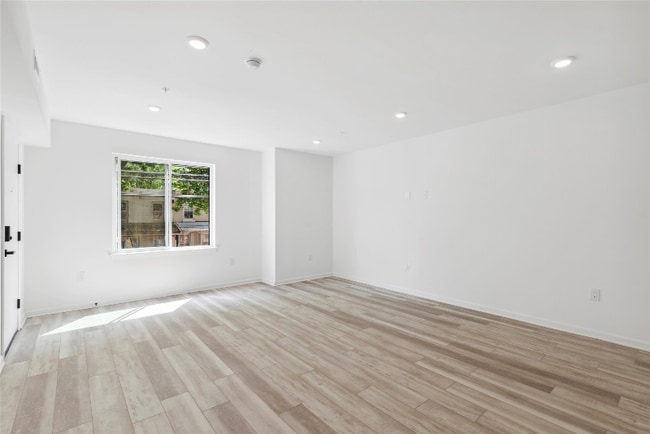 Building Photo - 890-892 N 42nd St