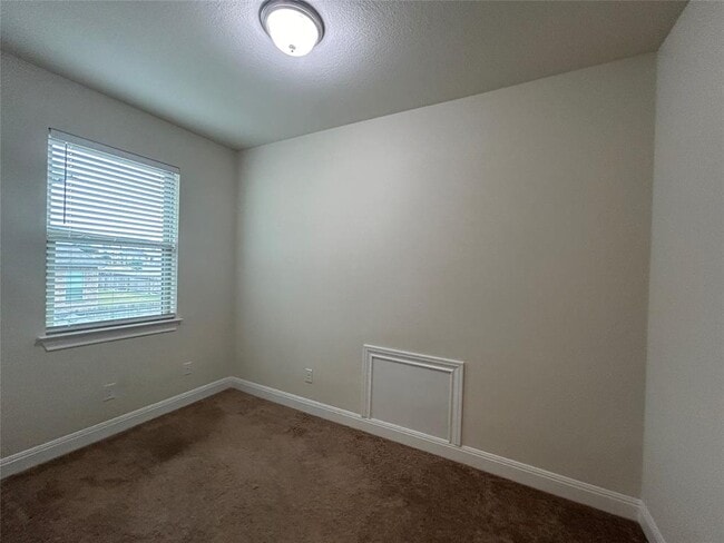 Building Photo - 3005 Zelma Dr
