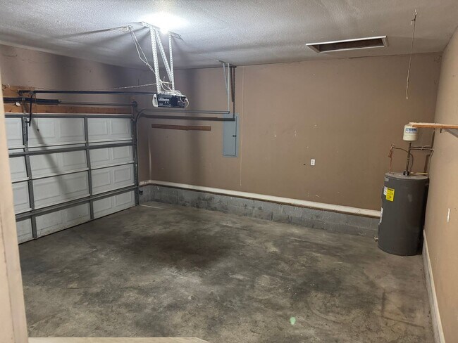 Building Photo - Just Listed