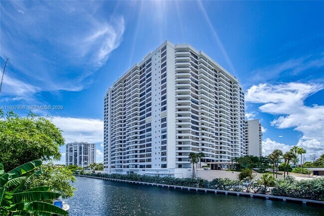 Building Photo - 2500 Parkview Dr