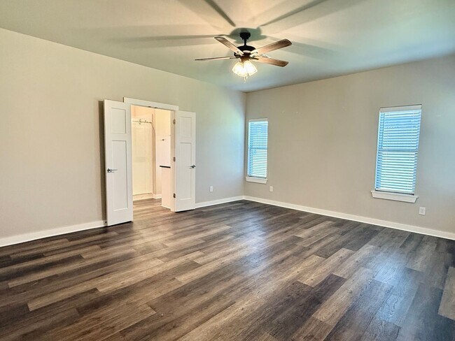Building Photo - Large 2 Bed, 2 Bath in Beautiful Well-Main...