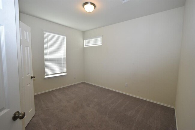 Building Photo - 8647 Cedardale Park Dr
