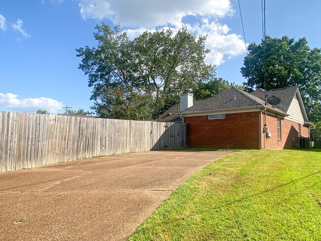 Building Photo - 3 bed, 2 bath home with wonderful curb appeal near N. Germantown Pkwy / $250 Gift card if move in...