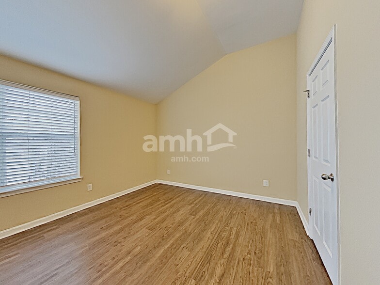 Building Photo - 118 Hidden Creek Dr