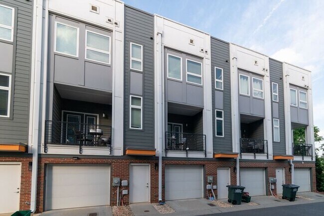 Building Photo - Beautiful Modern Townhome in South End Available 5/1!