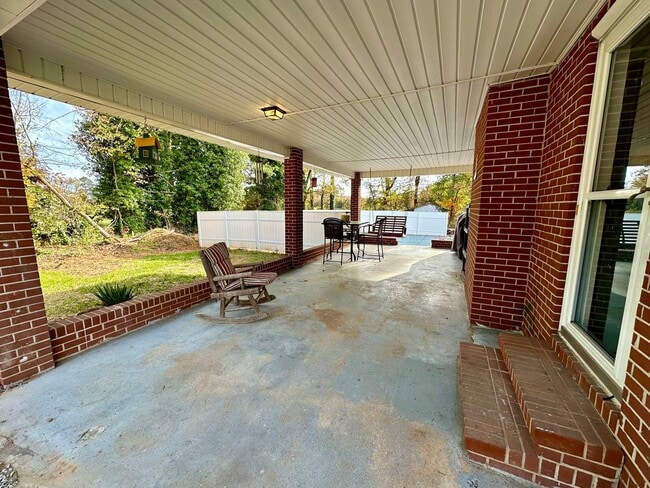 Building Photo - Unlock the Door to The Perfect Rental