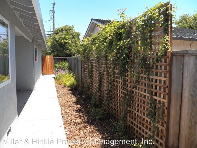 Building Photo - 2082 Kim Louise Dr