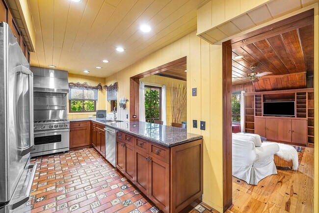 Building Photo - 334 Palm Trail