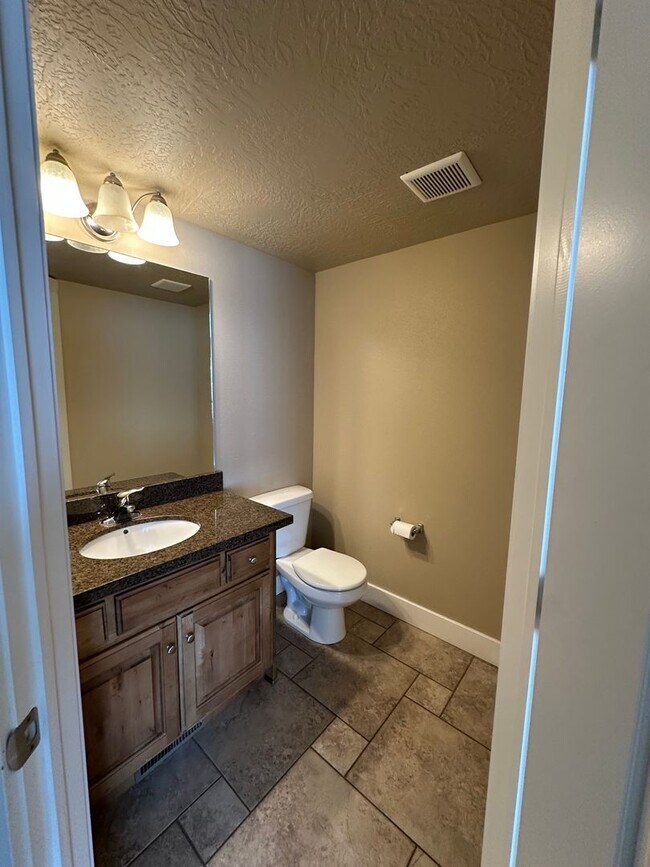 Building Photo - Dog friendly 3 Bedroom 2.5 Bath town home in Provo.