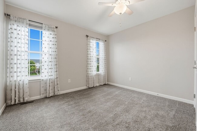 Building Photo - 2305 Pointe View Dr