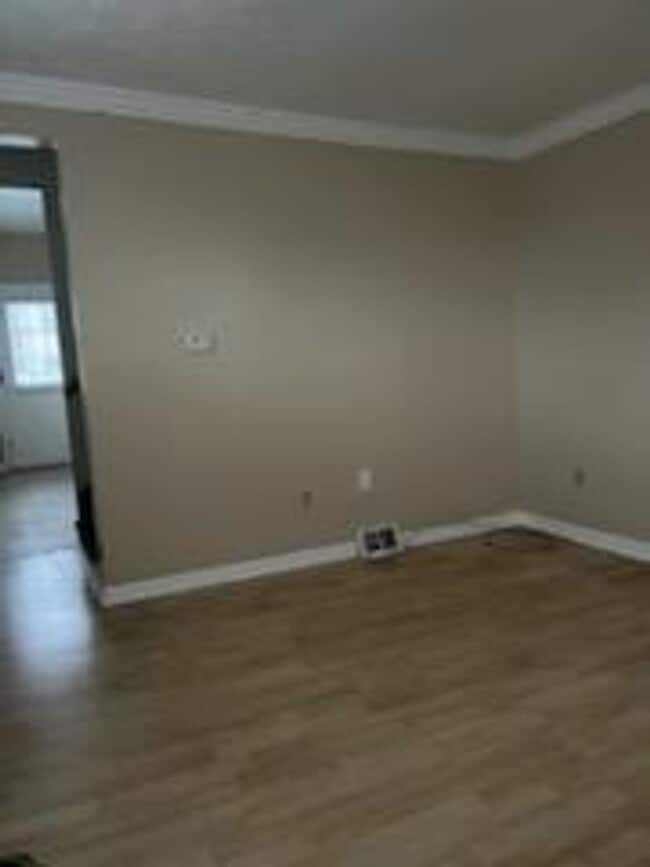 Building Photo - 5-6 Schaeffer Way