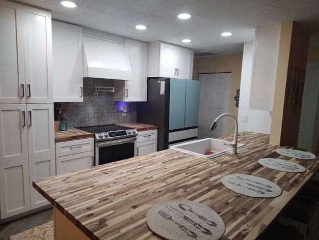 Building Photo - "Fully Furnished 2-Bedroom 2 Full Baths in New Port Richey – Your Perfect Retreat Awaits!"