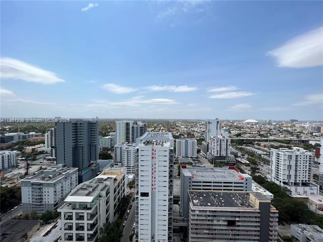 Building Photo - 999 SW 1st Ave