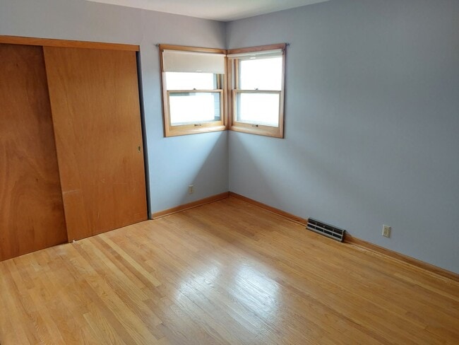 Building Photo - 3 bedroom 1.5 bath home with attached 1 ca...