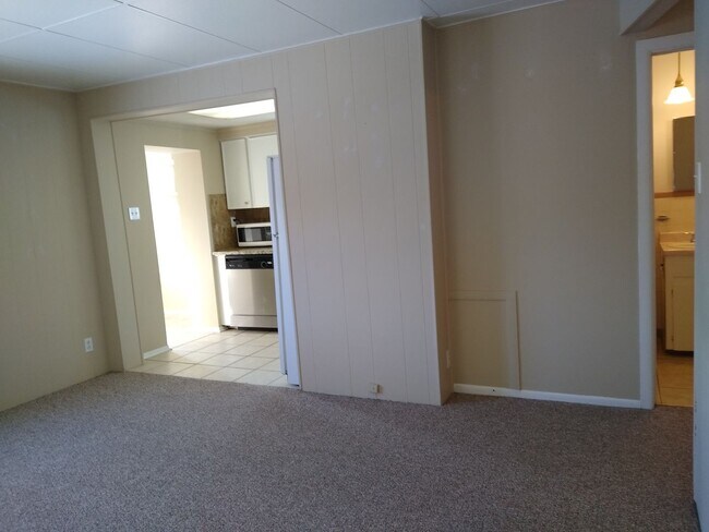 Building Photo - Highlands 1 Bedroom 1 Bath w/ Yard and Laundry!