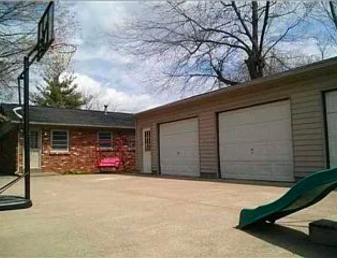 Building Photo - 2257 E Eichel Ave