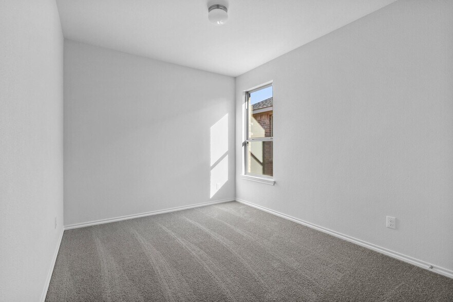 Building Photo - 3308 Dahlia Dr