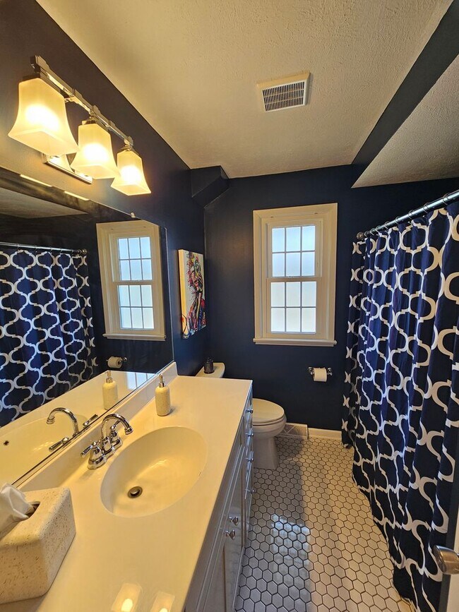 Building Photo - 5648 Beacon Hill Dr