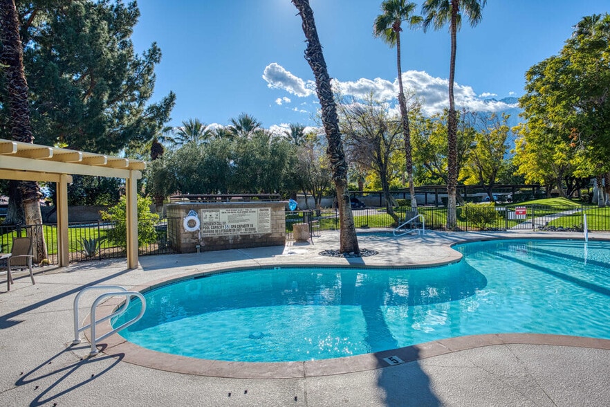 Swimming Pool - 420 N Villa Ct