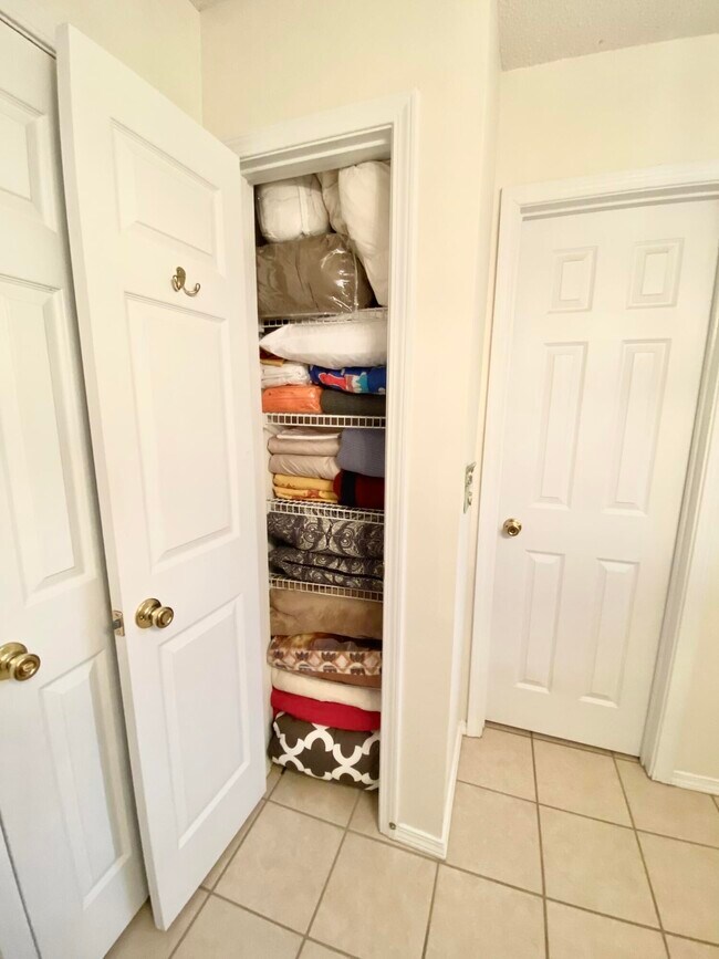 Building Photo - 2800 Pinnacle Point Dr