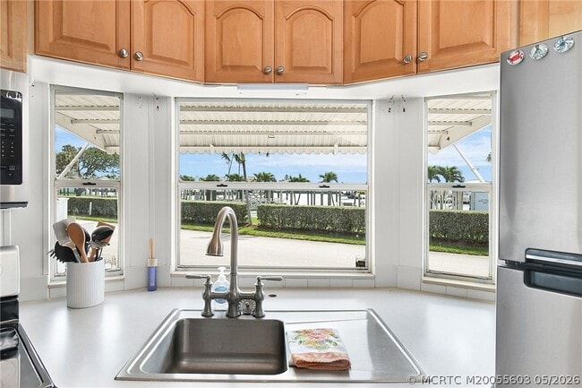 Building Photo - 10725 S Ocean Dr