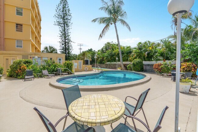 Building Photo - 2400 NE 9th St