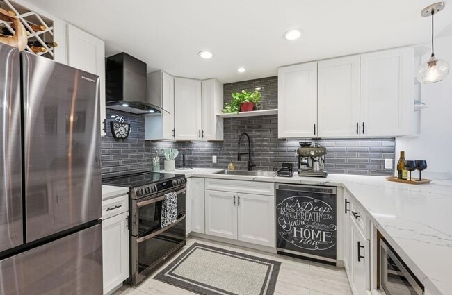 Building Photo - 744 Eastshore Terrace