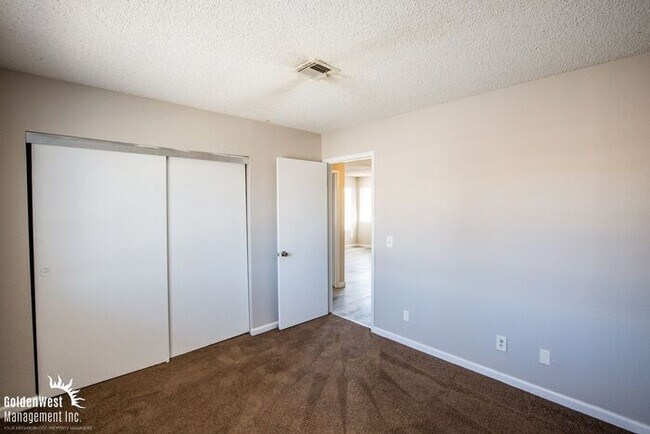 Building Photo - Beautifully Updated 2Bdm 1Ba Unit in a Gat...