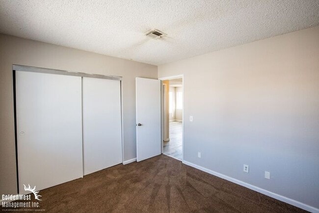 Building Photo - Beautifully Updated 2Bdm 1Ba Unit in a Gated Community