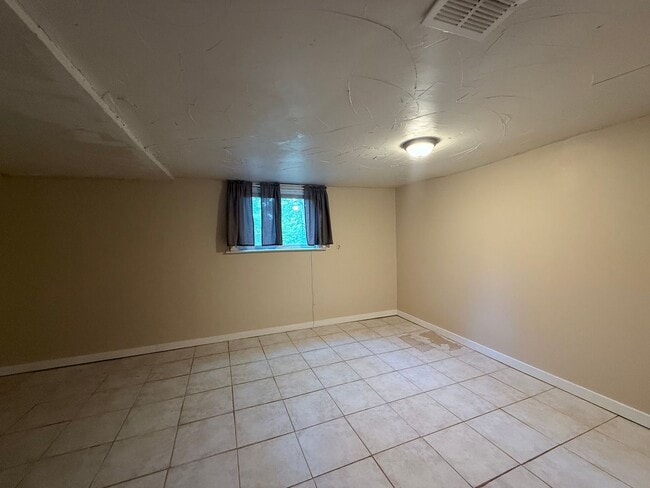 Building Photo - Nice tucked away home