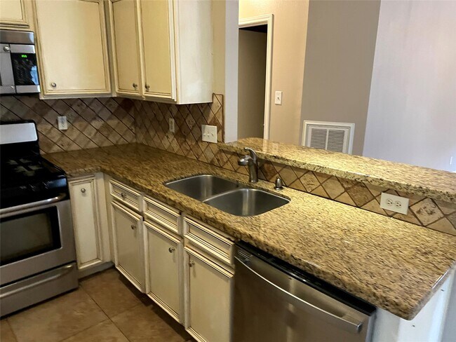 Building Photo - 21747 Deep Pines Dr