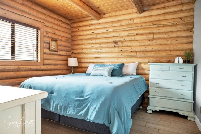 Building Photo - Mountain living in Central, Utah!