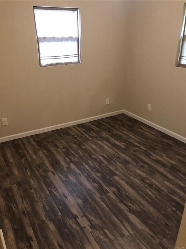 Building Photo - 4 bed 2 bath