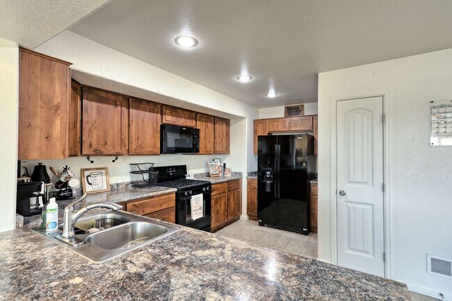 Building Photo - 3 Bedroom 2 1/2 Bath Townhome in Wellington