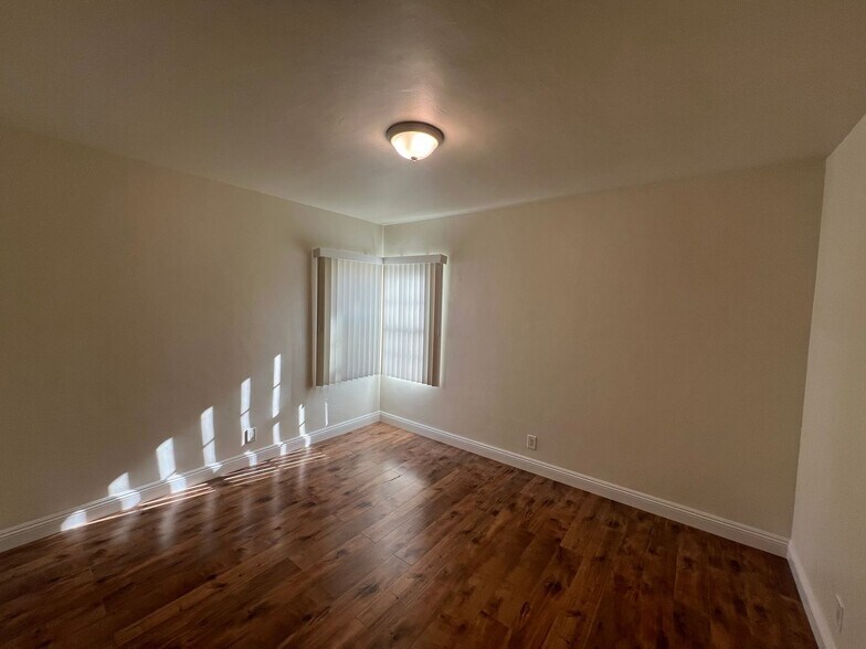 Building Photo - 2-bedroom, 1-bath home in the heart of Glendale!