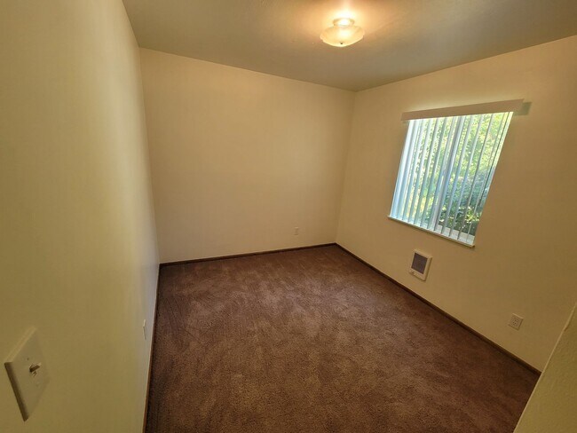Building Photo - Lovely 2 Bed + 1 Bath in Forest Grove!! Near Pacific University!