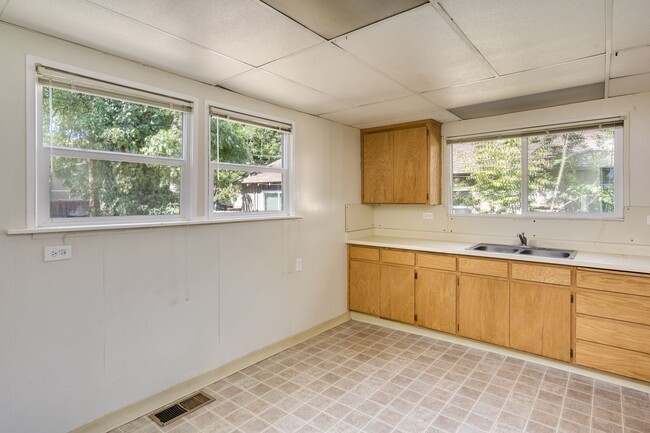 Building Photo - Chico Charmer! Close to CSUC and downtown ...