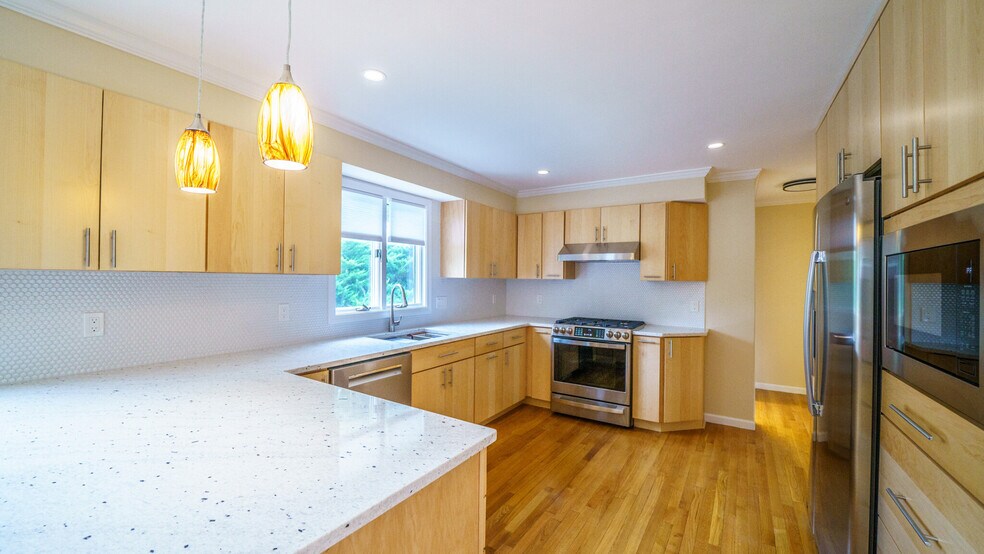 Primary Photo - 298 Adams St