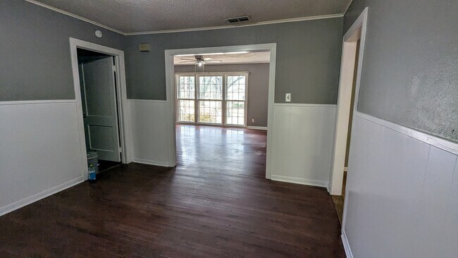 Building Photo - 901 N Azalea Dr