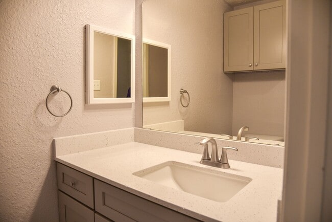 Building Photo - 305 Amherst Ct