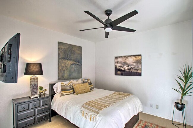 Building Photo - 9708 E Vía Linda